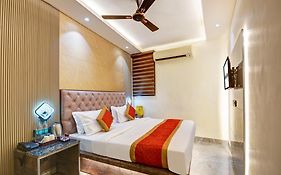 Hotel Coral Plaza - Near Connaught Place